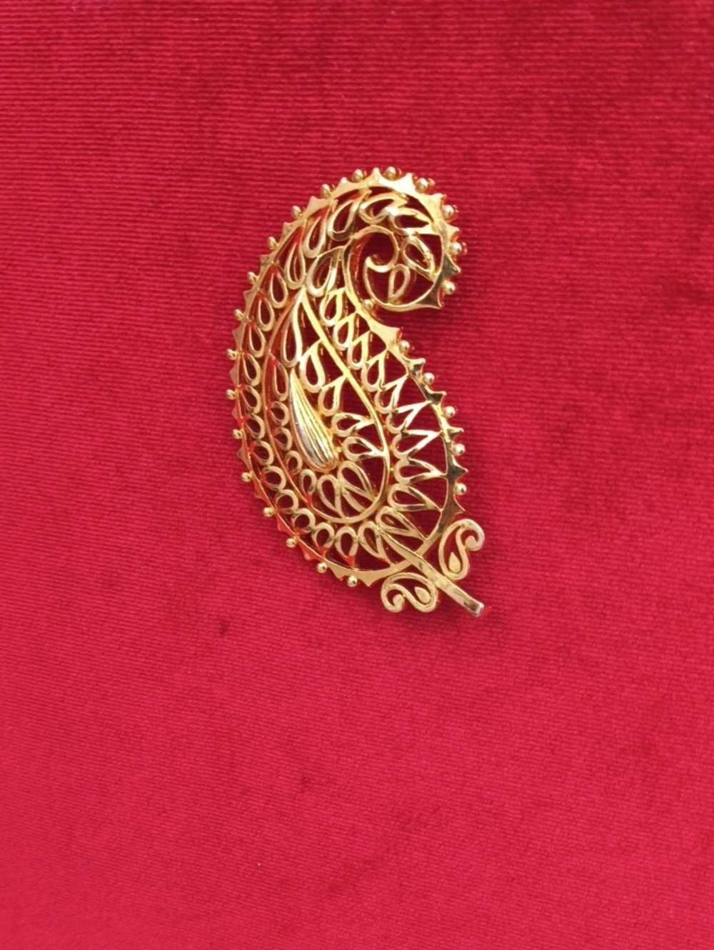 Gold Paisley Filigree Brooch for Women - Classic Elegant Accent